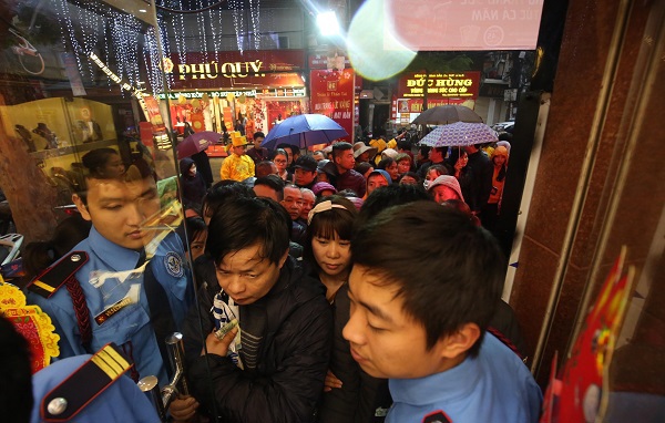 Hà Nội: Người dân xếp hàng trong mưa lạnh chờ mua vàng ngày vía Thần tài - Ảnh 1