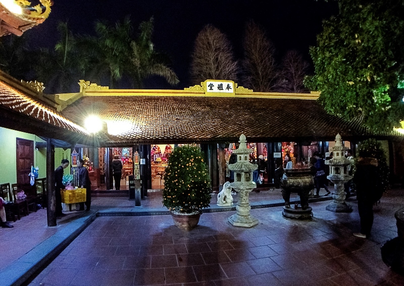 Đầu xuân vãng cảnh chùa đêm ở Hà Nội - Ảnh 10