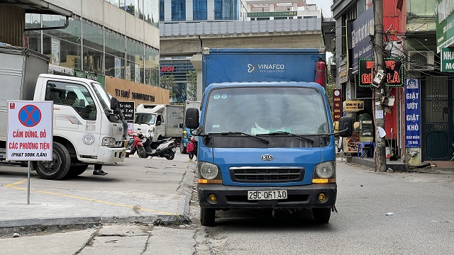 Xe tải chiếm ngõ 102 Trần Phú, Hà Đông: Chẳng lẽ bó tay? - Ảnh 3
