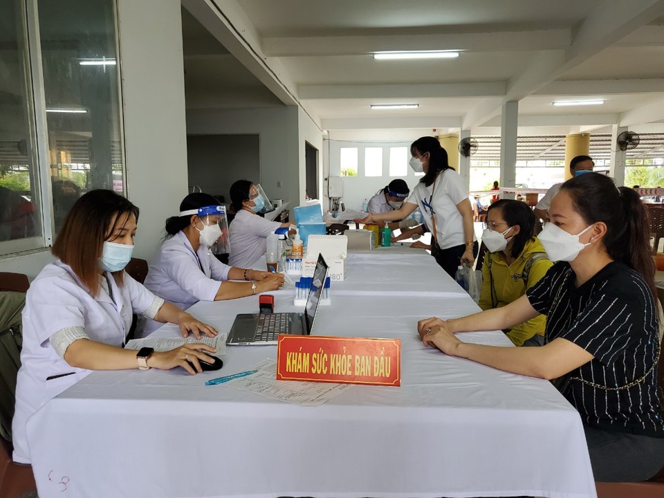 Phó Chủ tịch UBND tỉnh Kiên Giang cùng hàng trăm tình nguyện viên chia sẻ giọt hồng trong mùa dịch - Ảnh 5
