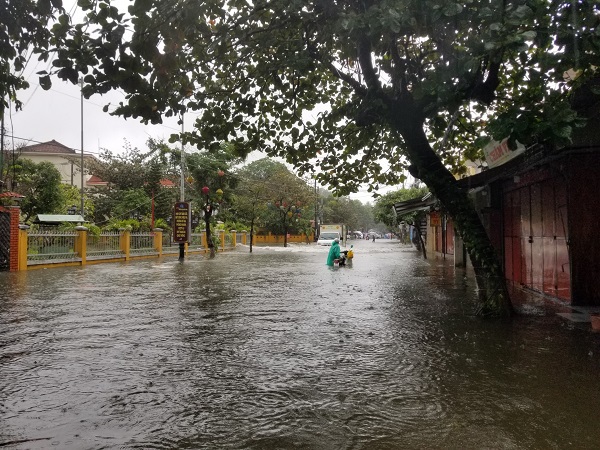 Hội An: Nhiều tuyến đường ở phố cổ chìm trong biển nước - Ảnh 1