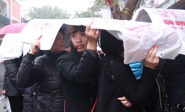 Hà Nội: Người dân xếp hàng trong mưa lạnh chờ mua vàng ngày vía Thần tài - Ảnh 8