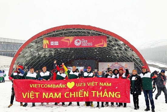 Vietcombank trao số tiền 1 tỷ đồng tặng đội tuyển bóng đá U23 Việt Nam - Ảnh 4