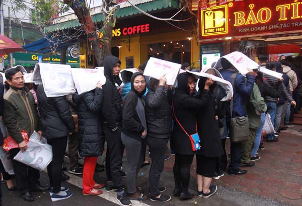 Hà Nội: Người dân xếp hàng trong mưa lạnh chờ mua vàng ngày vía Thần tài - Ảnh 7