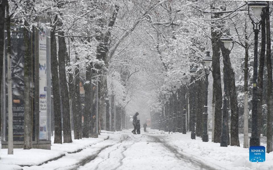 Tuyết rơi dày đặc ở thành phố đáng sống nhất thế giới - Ảnh 4