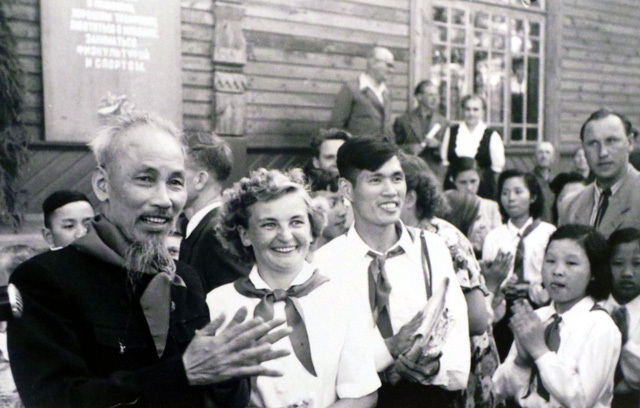 Hình ảnh Cách mạng Tháng Mười Nga và Bác Hồ với nhân dân Xô Viết - Ảnh 11