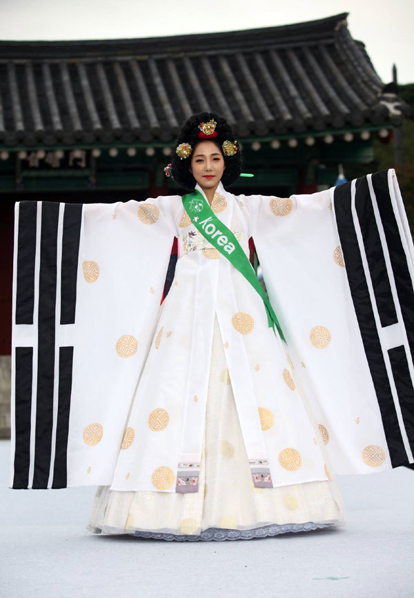 Quốc phục lộng lẫy dài 3m của Hoàng Thu Thảo tại Nữ hoàng Sắc đẹp Toàn cầu 2017 - Ảnh 3