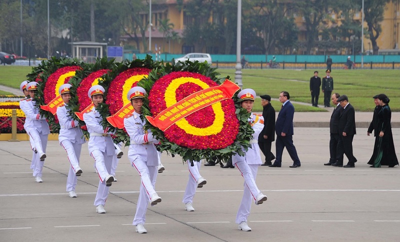 Lãnh đạo Đảng, Nhà nước và TP Hà Nội viếng Chủ tịch Hồ Chí Minh - Ảnh 1