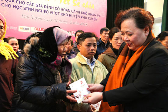Chủ tịch HĐND TP Nguyễn Thị Bích Ngọc tặng quà cho các hộ nghèo huyện Phú Xuyên - Ảnh 5