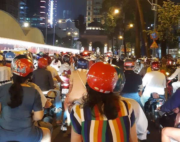 TP Hồ Chí Minh: Người dân đổ ra đường đón Giáng sinh 2021 - Ảnh 1