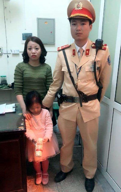 CSGT Hà Nội giúp bé gái bị lạc đoàn tụ gia đình ngày Tết - Ảnh 1