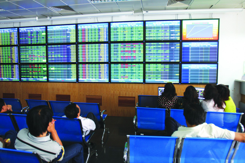 Cổ phiếu lớn tăng giá, VN-Index chinh phục mốc 820 điểm - Ảnh 1