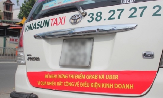 Sở GTVT Hà Nội, TP HCM yêu cầu các hãng taxi gỡ khẩu hiệu phản đối Uber, Grab - Ảnh 1