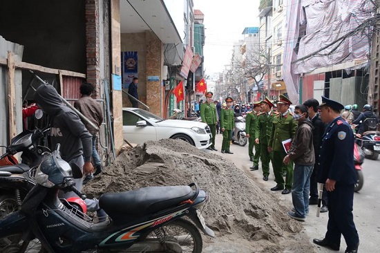 Quận Đống Đa tăng cường đảm bảo trật tự an toàn giao thông - Ảnh 1