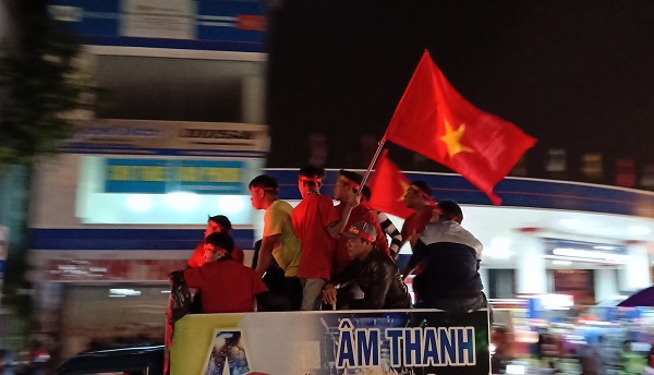 Đêm cuồng nhiệt mừng đội tuyển Việt Nam vô địch AFF Cup 2018 - Ảnh 38