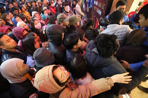 Hà Nội: Người dân xếp hàng trong mưa lạnh chờ mua vàng ngày vía Thần tài - Ảnh 3
