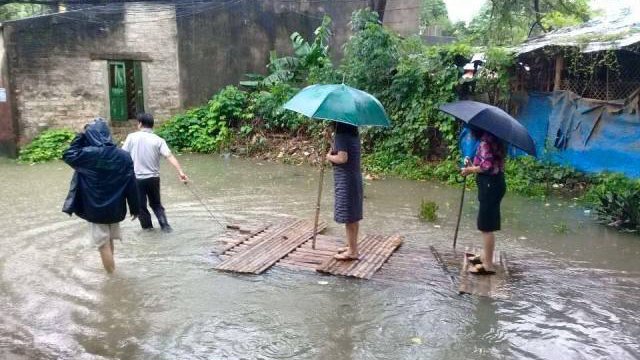 Nữ Chủ tịch phường nói về hình ảnh mặc váy, đi bè tre chống lụt - Ảnh 1