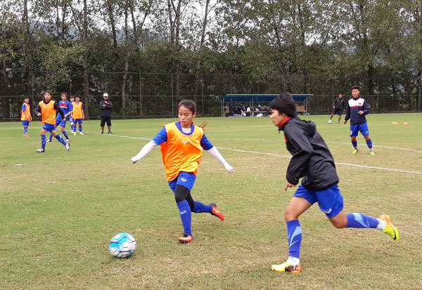 U19 nữ Việt Nam thả lỏng trước trận đấu gặp U19 nữ Hàn Quốc - Ảnh 1