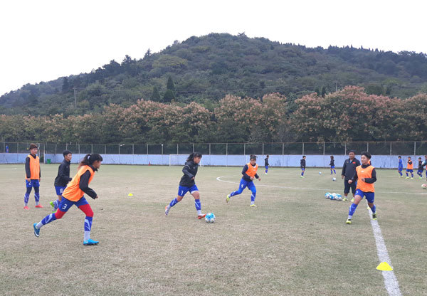 U19 nữ Việt Nam tập chiến thuật trước trận gặp đội tuyển U19 nữ Hàn Quốc - Ảnh 2