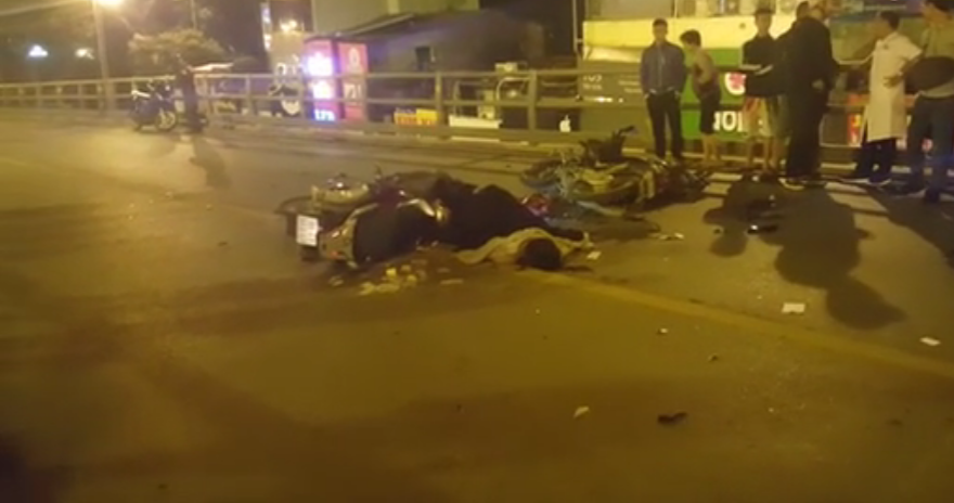 Hà Nội: Hai xe máy đâm nhau trên cầu vượt trong đêm, 3 người thương vong - Ảnh 2