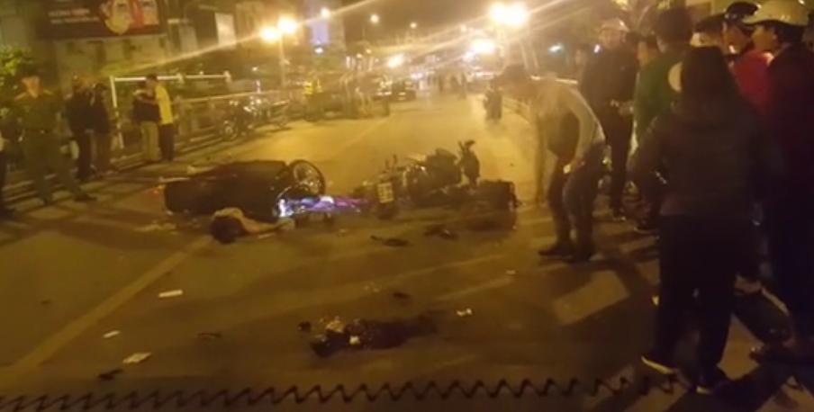Hà Nội: Hai xe máy đâm nhau trên cầu vượt trong đêm, 3 người thương vong - Ảnh 1