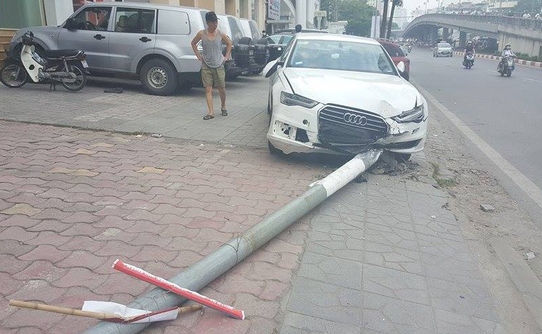 Hà Nội: Xe Audi "hạ gục" cột đèn chiếu sáng, 1 nam nhân viên ngân hàng bị thương - Ảnh 2