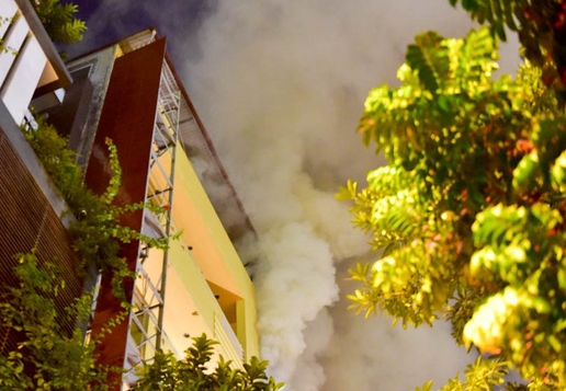 Hà Nội: Cháy lớn tại quán karaoke 4 tầng ở Xuân La, thiêu rụi nhiều tài sản - Ảnh 1