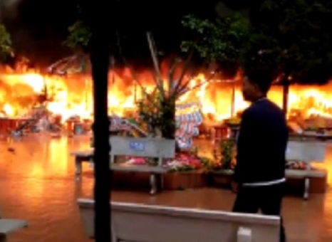 Cháy dữ dội tại khu đền Mẫu ở Lạng Sơn - Ảnh 1