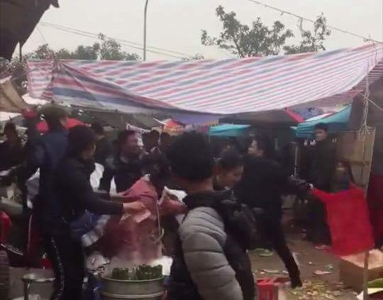 Hà Nội: Nhóm người đánh gục nam thanh niên ngay ở khuôn viên chùa - Ảnh 1