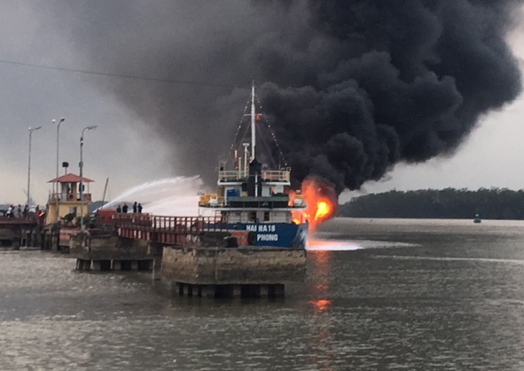Tàu chở dầu bất ngờ bốc cháy dữ dội ở cảng Đình Vũ - Ảnh 1