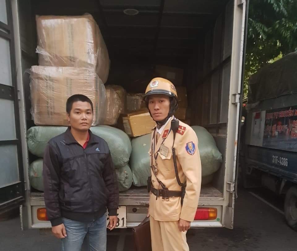 Hà Nội: Ngụy trang xe thư báo chở hàng lậu bị CSGT bắt giữ - Ảnh 1