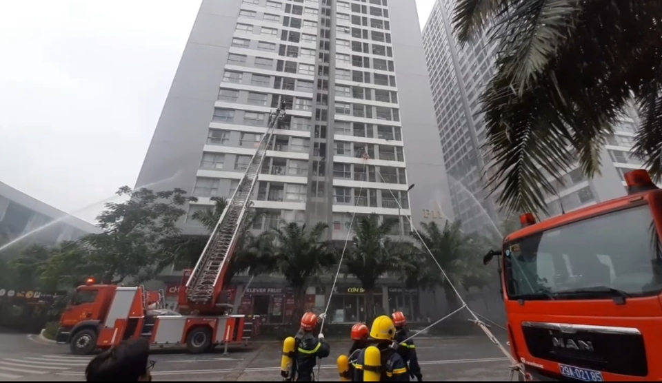 Giải cứu nhiều người mắc kẹt trong đám cháy giả định tại chung cư cao cấp ở Hoàng Mai - Ảnh 2