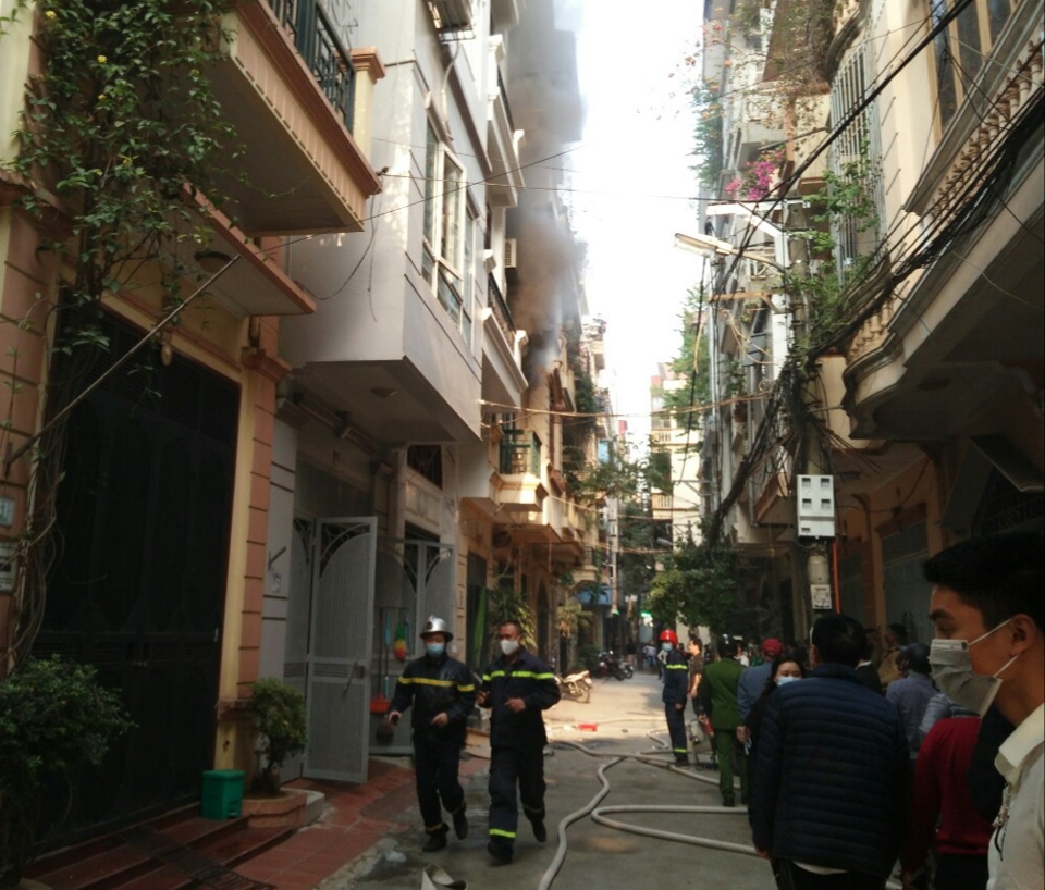Cháy dữ dội tại ngôi nhà 5 tầng ở Thanh Xuân - Ảnh 2
