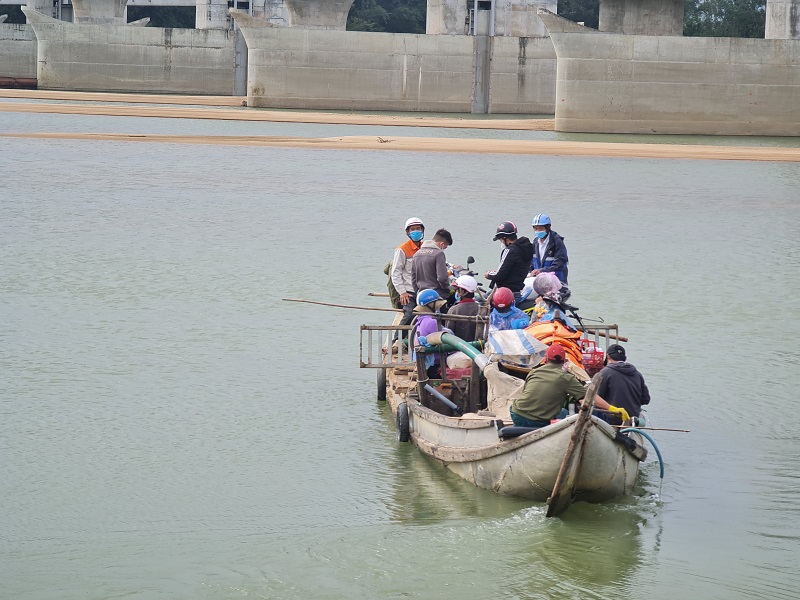 Quảng Ngãi: Hàng trăm hộ dân bị cô lập giữa sông Trà Khúc - Ảnh 2