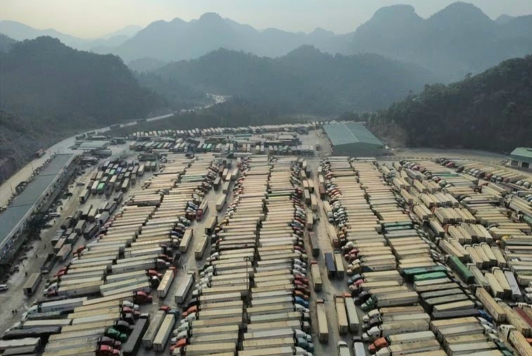 Nông sản ùn tắc tại các cửa khẩu ở Lạng Sơn, Phó Thủ tướng yêu cầu 6 bộ vào cuộc - Ảnh 1