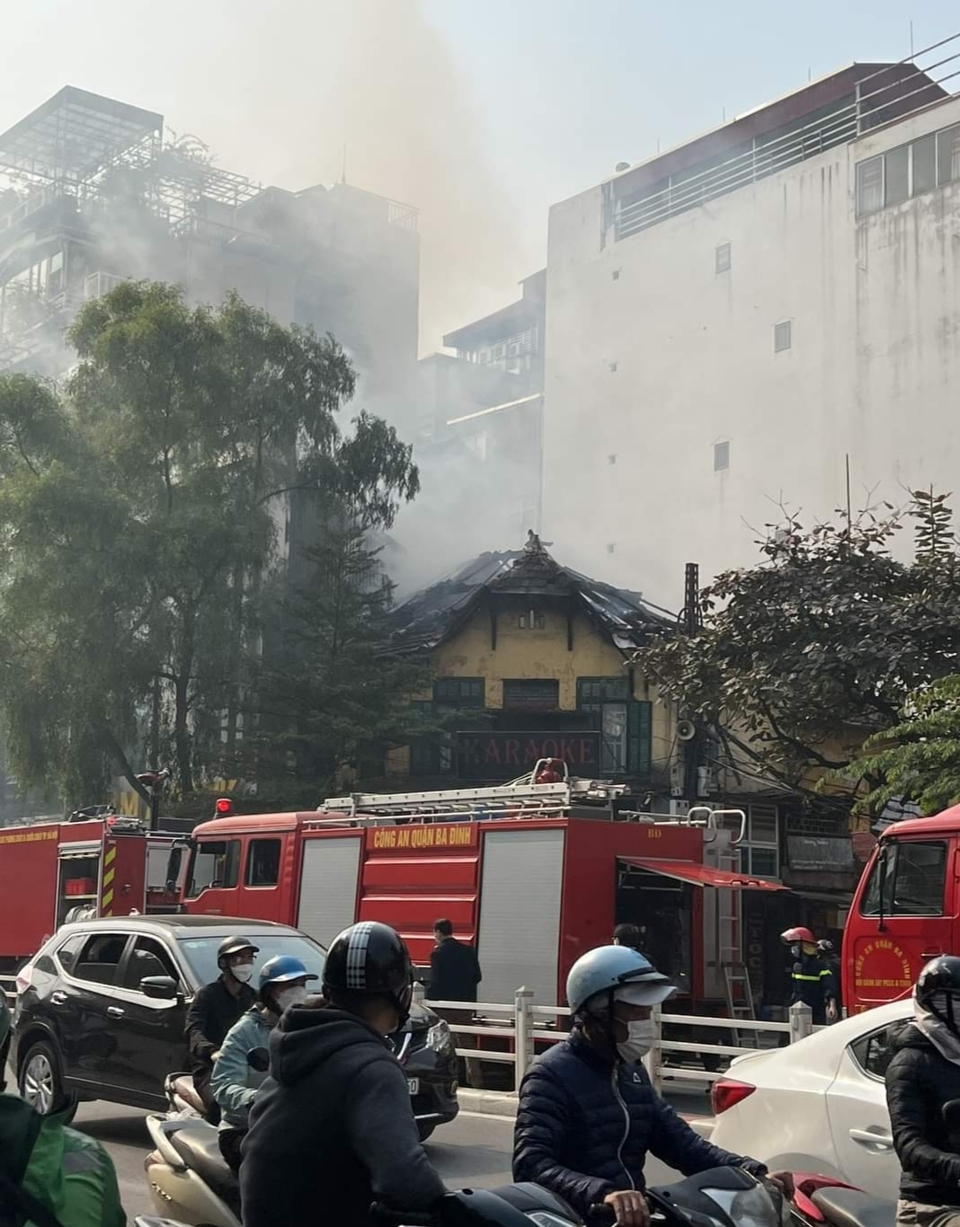 Hà Nội: Cháy lớn tại ngôi nhà trên phố Tôn Đức Thắng - Ảnh 2