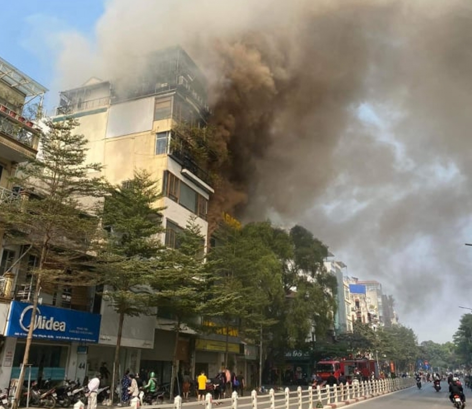 Hà Nội: Cháy lớn tại ngôi nhà trên phố Tôn Đức Thắng - Ảnh 1