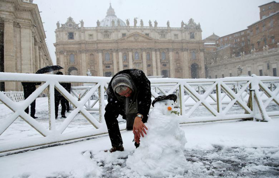 Hình ảnh hiếm hoi băng tuyết bao phủ thủ đô Rome của Italia - Ảnh 11