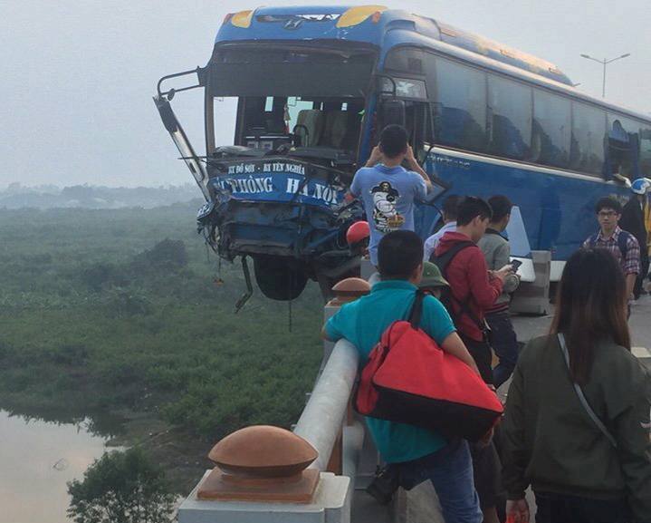 Sau tai nạn, xe khách nằm chênh vênh trên lan can cầu Thanh Trì - Ảnh 1