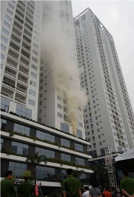 “Cháy” tại tòa nhà Ecolife Capital, lính cứu hỏa cứu thoát nhiều người - Ảnh 2