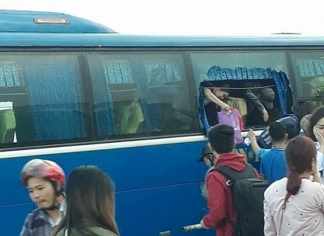 Sau tai nạn, xe khách nằm chênh vênh trên lan can cầu Thanh Trì - Ảnh 4