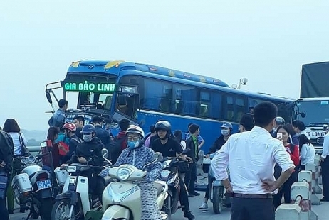 Sau tai nạn, xe khách nằm chênh vênh trên lan can cầu Thanh Trì - Ảnh 3