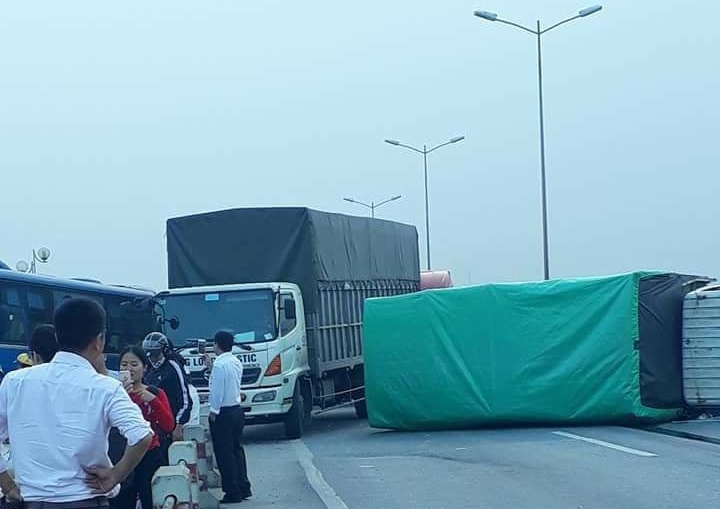 Sau tai nạn, xe khách nằm chênh vênh trên lan can cầu Thanh Trì - Ảnh 5