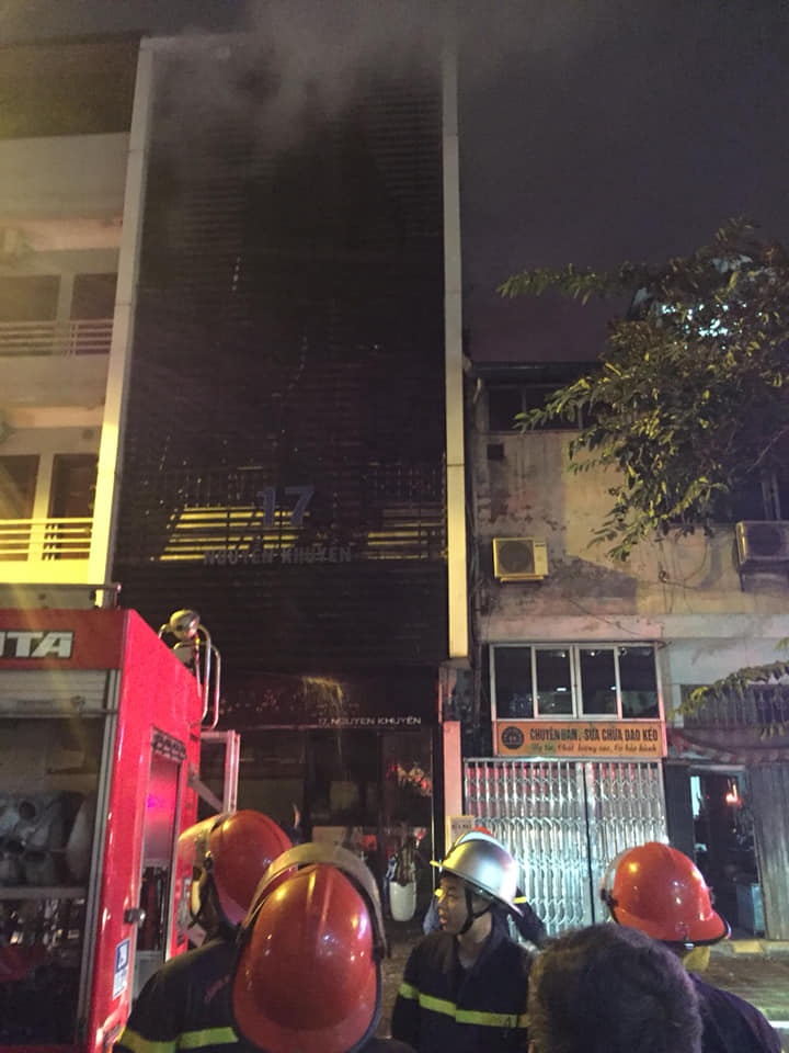 Hà Nội: Cháy dữ dội tại quán karaoke trong đêm, nhiều người hoảng loạn tháo thạy - Ảnh 2