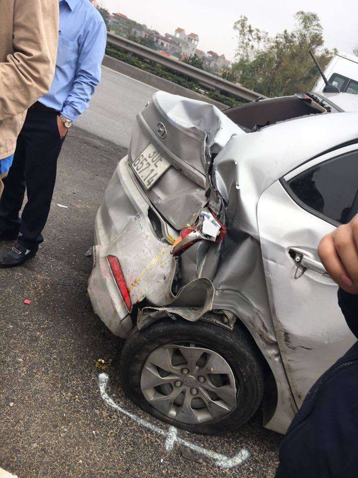 Tai nạn liên hoàn trên cao tốc Pháp Vân - Cầu Giẽ, xe Audi bị hỏng nặng - Ảnh 3