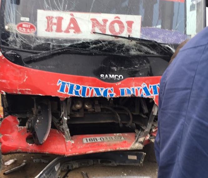 Tai nạn liên hoàn trên cao tốc Pháp Vân - Cầu Giẽ, xe Audi bị hỏng nặng - Ảnh 2