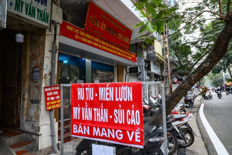 Hà Nội: Nhà hàng ăn uống quận Hoàn Kiếm tuân thủ nghiêm quy định chỉ bán mang về - Ảnh 1