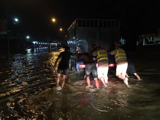 Cảnh sát giao thông Hà Nội ứng trực đêm, đẩy xe giúp dân qua vùng lũ - Ảnh 1