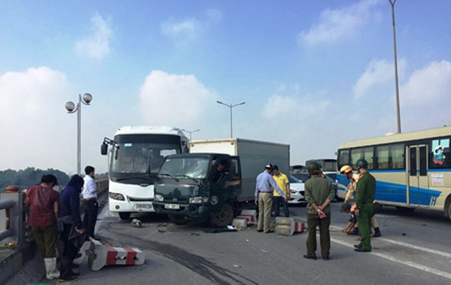 Hà Nội: Tai nạn liên hoàn giữa 6 ô tô, ùn tắc kéo dài trên cầu Thanh Trì - Ảnh 1