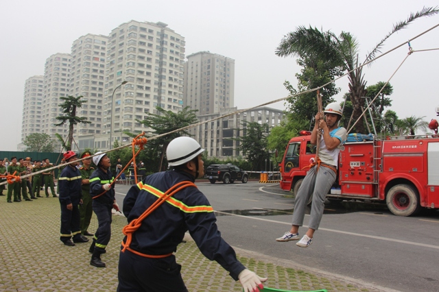 “Cháy” tại tòa nhà Ecolife Capital, lính cứu hỏa cứu thoát nhiều người - Ảnh 9